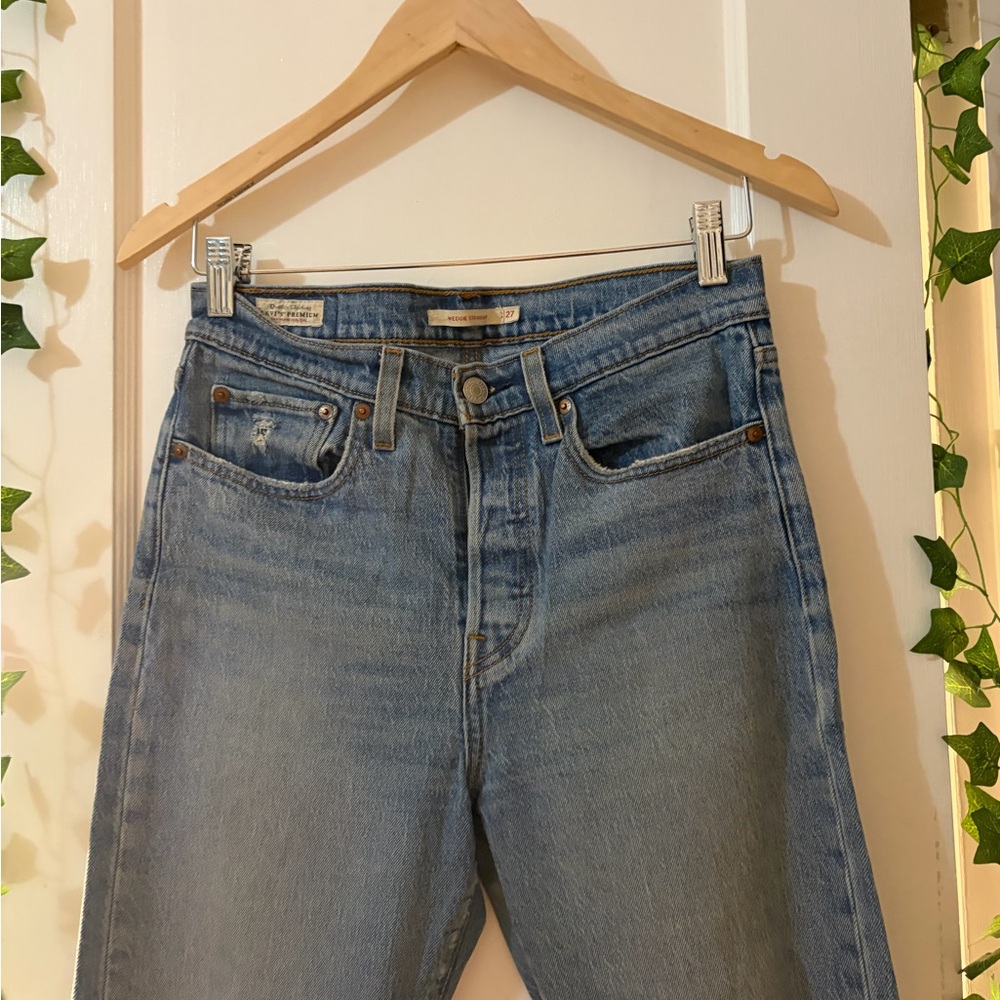 Vintage Levi’s Light Wash Distressed Jeans – Knee Rip – Size 26